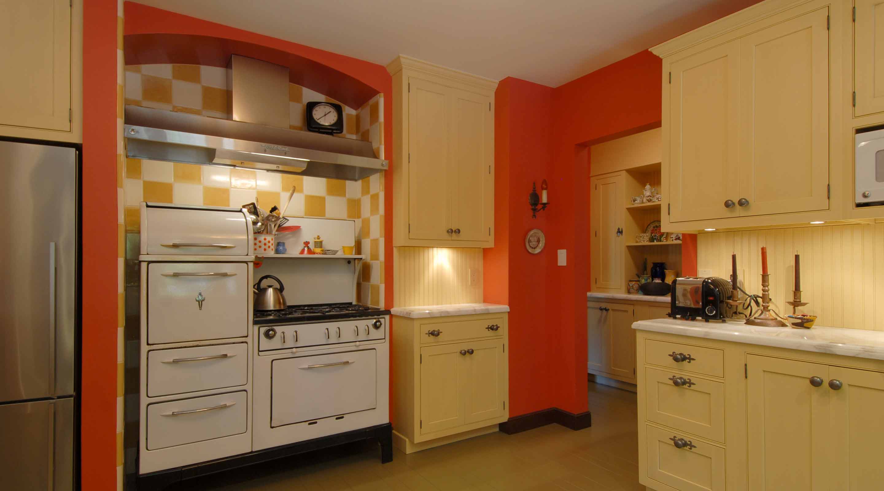 оранжевый холодильник в интерьере кухни фото